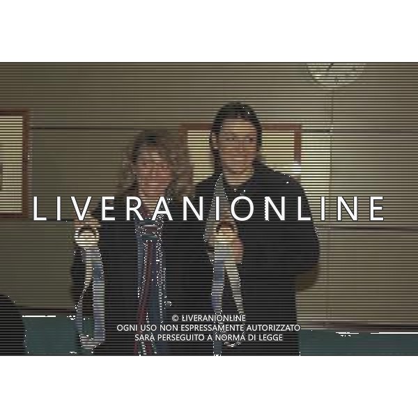 21-02-1998 MALPENSA- ARRIVO DELLE SCIATRICI STEFANIA BELMONDO E DEBORAH COMPAGNONI DA NAGANO NELLA FOTO STEFANIA BELMONDO E DEBORAH COMPAGNONI CON LE MEDAGLIE VINTE AG ALDO LIVERANI SAS