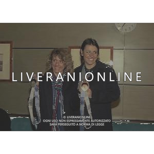 21-02-1998 MALPENSA- ARRIVO DELLE SCIATRICI STEFANIA BELMONDO E DEBORAH COMPAGNONI DA NAGANO NELLA FOTO STEFANIA BELMONDO E DEBORAH COMPAGNONI CON LE MEDAGLIE VINTE AG ALDO LIVERANI SAS
