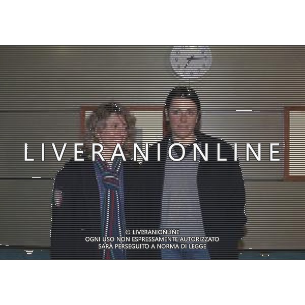21-02-1998 MALPENSA- ARRIVO DELLE SCIATRICI STEFANIA BELMONDO E DEBORAH COMPAGNONI DA NAGANO NELLA FOTO STEFANIA BELMONDO E DEBORAH COMPAGNONI CON LE MEDAGLIE VINTE AG ALDO LIVERANI SAS
