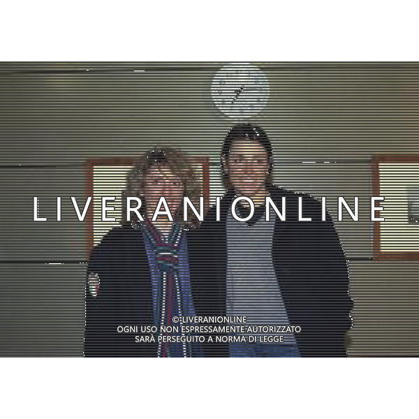 21-02-1998 MALPENSA- ARRIVO DELLE SCIATRICI STEFANIA BELMONDO E DEBORAH COMPAGNONI DA NAGANO NELLA FOTO STEFANIA BELMONDO E DEBORAH COMPAGNONI CON LE MEDAGLIE VINTE AG ALDO LIVERANI SAS