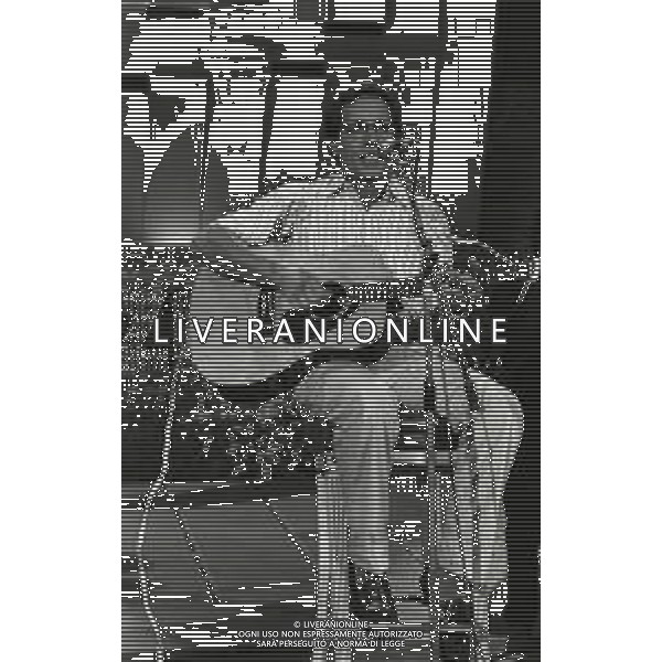 RETROSPETTIVA ENZO JANNACCI CANTANTE NELLA FOTO ENZO JANNACCI A VENEZIA NELL\'ANNO 1980 AG ALDO LIVERANI SAS