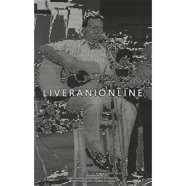 RETROSPETTIVA ENZO JANNACCI CANTANTE NELLA FOTO ENZO JANNACCI A VENEZIA NELL\'ANNO 1980 AG ALDO LIVERANI SAS