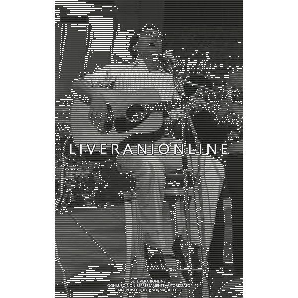 RETROSPETTIVA ENZO JANNACCI CANTANTE NELLA FOTO ENZO JANNACCI A VENEZIA NELL\'ANNO 1980 AG ALDO LIVERANI SAS