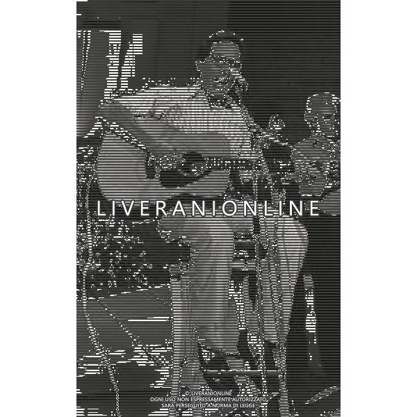 RETROSPETTIVA ENZO JANNACCI CANTANTE NELLA FOTO ENZO JANNACCI A VENEZIA NELL\'ANNO 1980 AG ALDO LIVERANI SAS