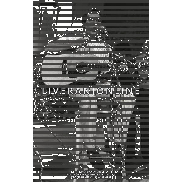 RETROSPETTIVA ENZO JANNACCI CANTANTE NELLA FOTO ENZO JANNACCI A VENEZIA NELL\'ANNO 1980 AG ALDO LIVERANI SAS