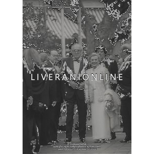 RETROSPETTIVA FEDERICO FELLINI REGISTA NELLA FOTO FEDERICO FELLINI AL FESTIVAL INTERNAZIONALE DEL CINEMA DI CANNES CON GIULIETTA MASINA NELL\'ANNO 1987 AG ALDO LIVERANI SAS