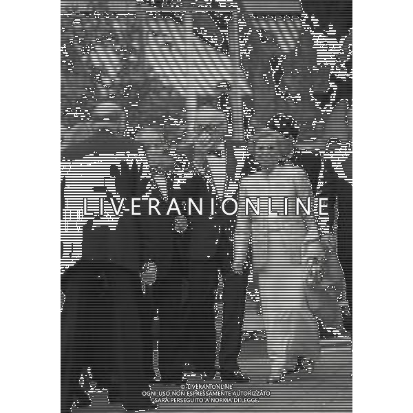 RETROSPETTIVA FEDERICO FELLINI REGISTA NELLA FOTO FEDERICO FELLINI AL FESTIVAL INTERNAZIONALE DEL CINEMA DI CANNES CON GIULIETTA MASINA NELL\'ANNO 1987 AG ALDO LIVERANI SAS