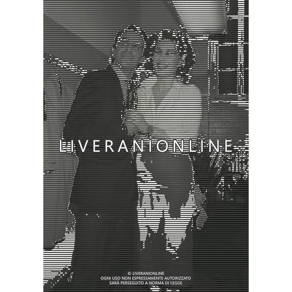 RETROSPETTIVA EDWIGE FENECH ATTRICE NELLA FOTO EDWIGE FENECH NELLO SPETTACOLO TEATRALE D\'AMORE SI MUORE NEL 1986 AL TEATRO SMERALDO REGIA ALDO TERLIZZI IL REGISTA ALDO TERLIZZI E EDWIGE FENECH AG ALDO LIVERANI SAS