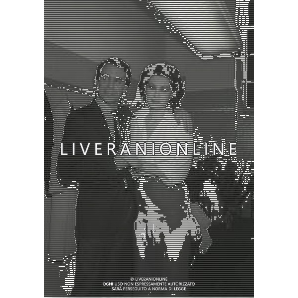 RETROSPETTIVA EDWIGE FENECH ATTRICE NELLA FOTO EDWIGE FENECH NELLO SPETTACOLO TEATRALE D\'AMORE SI MUORE NEL 1986 AL TEATRO SMERALDO REGIA ALDO TERLIZZI IL REGISTA ALDO TERLIZZI E EDWIGE FENECH AG ALDO LIVERANI SAS