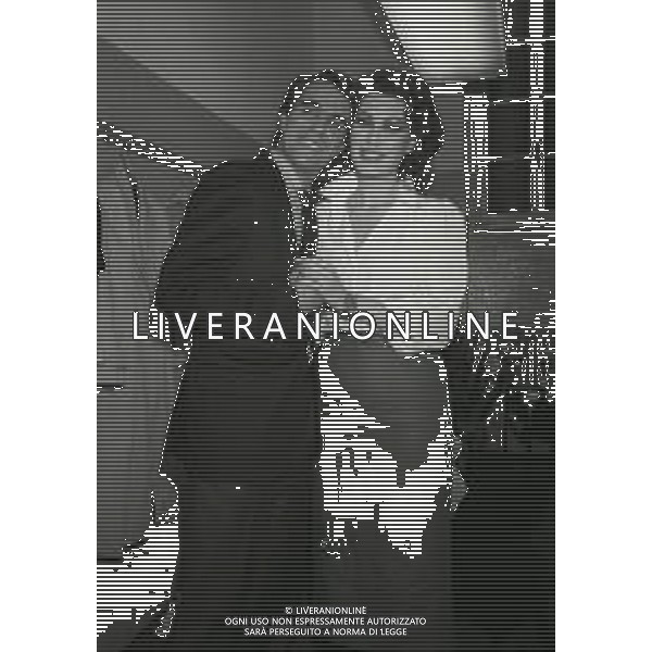 RETROSPETTIVA EDWIGE FENECH ATTRICE NELLA FOTO EDWIGE FENECH NELLO SPETTACOLO TEATRALE D\'AMORE SI MUORE NEL 1986 AL TEATRO SMERALDO REGIA ALDO TERLIZZI IL REGISTA ALDO TERLIZZI E EDWIGE FENECH AG ALDO LIVERANI SAS