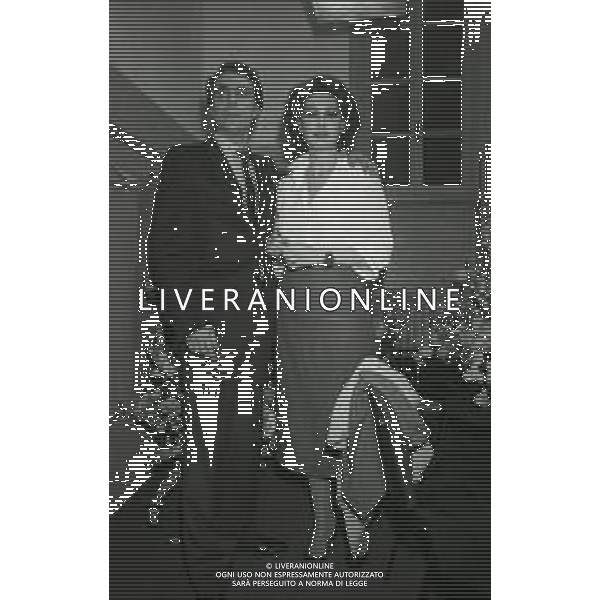 RETROSPETTIVA EDWIGE FENECH ATTRICE NELLA FOTO EDWIGE FENECH NELLO SPETTACOLO TEATRALE D\'AMORE SI MUORE NEL 1986 AL TEATRO SMERALDO REGIA ALDO TERLIZZI IL REGISTA ALDO TERLIZZI E EDWIGE FENECH AG ALDO LIVERANI SAS