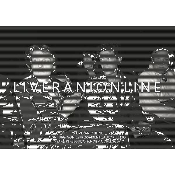 RETROSPETTIVA EDWIGE FENECH ATTRICE NELLA FOTO EDWIGE FENECH NELLO SPETTACOLO TEATRALE D\'AMORE SI MUORE NEL 1986 AL TEATRO SMERALDO REGIA ALDO TERLIZZI LUCA CORDERO DI MONTEZEMOLO CON EDOARDO BENNATO AG ALDO LIVERANI SAS
