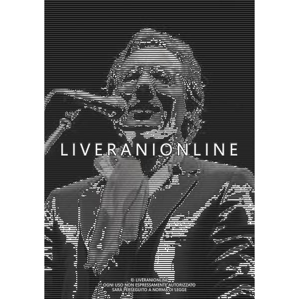 RETROSPETTIVA ENZO JANNACCI IN CONCERTO AL TEATRO CIAK DI MILANO NELL\'ANNO 1983 NELLA FOTO ENZO JANNACCI AG ALDO LIVERANI SAS