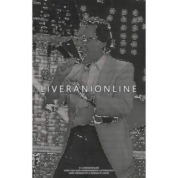 RETROSPETTIVA ENZO JANNACCI CANTANTE NELLA FOTO ENZO JANNACCI AL FESTIVAL DI SAINT VINCENT NELL\'ANNO 1983 AG ALDO LIVERANI SAS