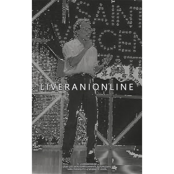 RETROSPETTIVA ENZO JANNACCI CANTANTE NELLA FOTO ENZO JANNACCI AL FESTIVAL DI SAINT VINCENT NELL\'ANNO 1983 AG ALDO LIVERANI SAS