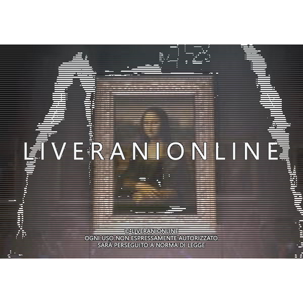 VEDUTA INTERNO DEL MUSEO DEL LOUVRE A PARIGI, IN FRANCIA 1985 - RETROSPETTIVA Nella foto La Gioconda, nota anche come Monna Lisa, dipinto da Leonardo da Vinci ©Archivio Giovanni Liverani / ARCHIVIO GIOVANNI LIVERANI SAS