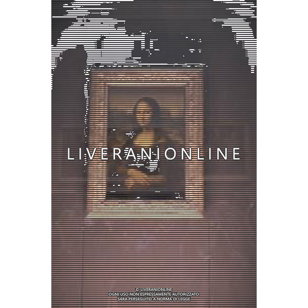 VEDUTA INTERNO DEL MUSEO DEL LOUVRE A PARIGI, IN FRANCIA 1985 - RETROSPETTIVA Nella foto La Gioconda, nota anche come Monna Lisa, dipinto da Leonardo da Vinci ©Archivio Giovanni Liverani / ARCHIVIO GIOVANNI LIVERANI SAS