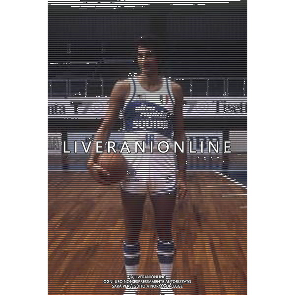 RETROSPETTIVA RENZO BARIVIERA BASKET NELLA FOTO RENZO BARIVIERA CON LA MAGLIA DELL\'ULTRA RAPIDA SQUIBB CANTU\' AG ALDO LIVERANI SAS