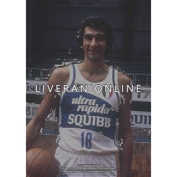 RETROSPETTIVA RENZO BARIVIERA BASKET NELLA FOTO RENZO BARIVIERA CON LA MAGLIA DELL\'ULTRA RAPIDA SQUIBB CANTU\' AG ALDO LIVERANI SAS