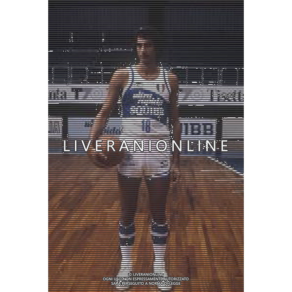 RETROSPETTIVA RENZO BARIVIERA BASKET NELLA FOTO RENZO BARIVIERA CON LA MAGLIA DELL\'ULTRA RAPIDA SQUIBB CANTU\' AG ALDO LIVERANI SAS