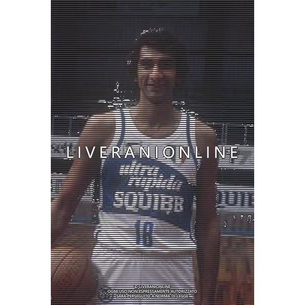 RETROSPETTIVA RENZO BARIVIERA BASKET NELLA FOTO RENZO BARIVIERA CON LA MAGLIA DELL\'ULTRA RAPIDA SQUIBB CANTU\' AG ALDO LIVERANI SAS