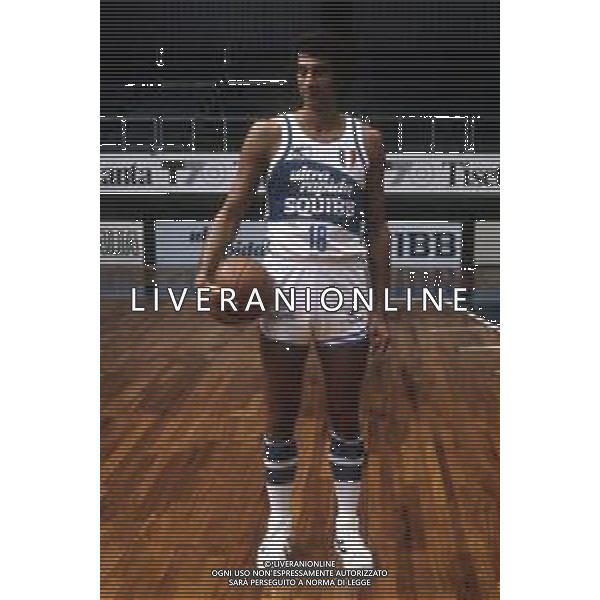 RETROSPETTIVA RENZO BARIVIERA BASKET NELLA FOTO RENZO BARIVIERA CON LA MAGLIA DELL\'ULTRA RAPIDA SQUIBB CANTU\' AG ALDO LIVERANI SAS