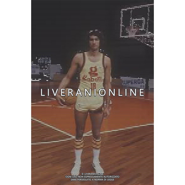 RETROSPETTIVA RENZO BARIVIERA BASKET NELLA FOTO RENZO BARIVIERA CON LA MAGLIA DELLA GABETTI CANTU\' AG ALDO LIVERANI SAS