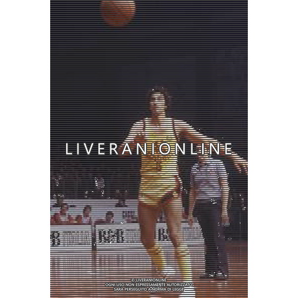 RETROSPETTIVA RENZO BARIVIERA BASKET NELLA FOTO RENZO BARIVIERA CON LA MAGLIA DELLA GABETTI CANTU\' AG ALDO LIVERANI SAS
