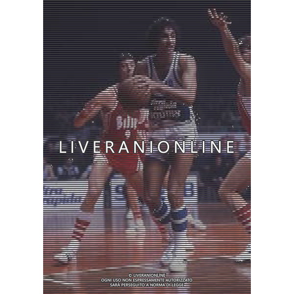 RETROSPETTIVA RENZO BARIVIERA BASKET NELLA FOTO RENZO BARIVIERA CON LA MAGLIA DELL\'ULTRA RAPIDA SQUIBB CANTU\' AG ALDO LIVERANI SAS