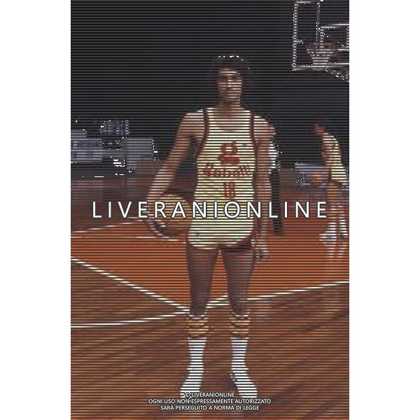 RETROSPETTIVA RENZO BARIVIERA BASKET NELLA FOTO RENZO BARIVIERA CON LA MAGLIA DELLA GABETTI CANTU\' AG ALDO LIVERANI SAS