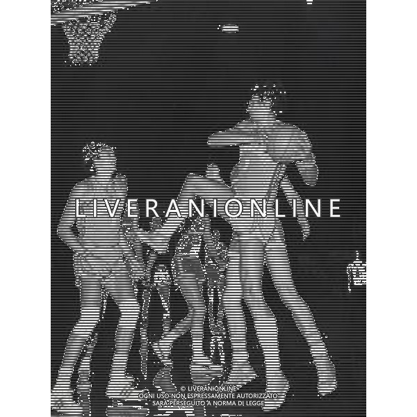 RETROSPETTIVA RENZO BARIVIERA BASKET NELLA FOTO RENZO BARIVIERA CON LA MAGLIA DELL\'INNOCENTI MILANO AG ALDO LIVERANI SAS