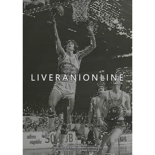 RETROSPETTIVA RENZO BARIVIERA BASKET NELLA FOTO RENZO BARIVIERA CON LA MAGLIA DELL\'ULTRA RAPIDA SQUIBB CANTU\' AG ALDO LIVERANI SAS