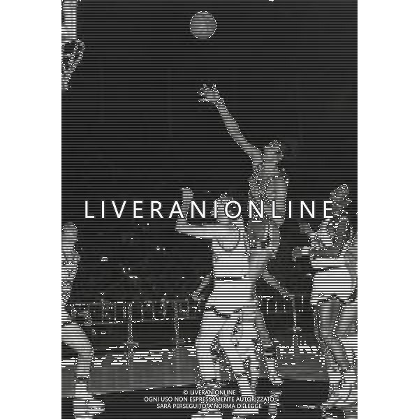RETROSPETTIVA RENZO BARIVIERA BASKET NELLA FOTO RENZO BARIVIERA CON LA MAGLIA DELLA GABETTI CANTU\' AG ALDO LIVERANI SAS
