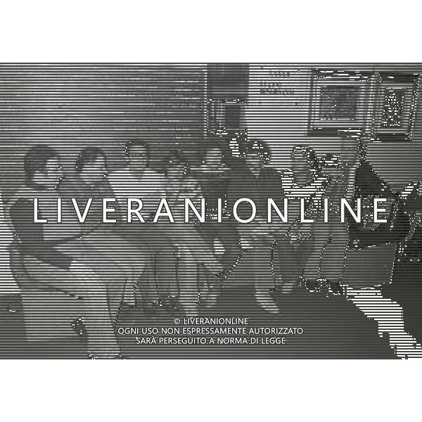 RETROSPETTIVA ENZO JANNACCI CANTANTE NELLA FOTO ENZO JANNACCI CON IL GRUPPO REPELLENTE A MILANO NELL\'ANNO 1978 AG ALDO LIVERANI SAS