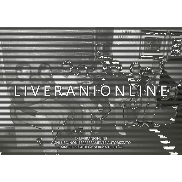 RETROSPETTIVA ENZO JANNACCI CANTANTE NELLA FOTO ENZO JANNACCI CON IL GRUPPO REPELLENTE A MILANO NELL\'ANNO 1978 AG ALDO LIVERANI SAS