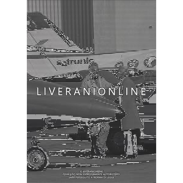RETROSPETTIVA GIANNI AGNELLI INDUSTRIALE 1975 SANKT MORITZ GIANNI AGNELLI IL SUO ARRIVO ALL\'AEROPORTO AG ALDO LIVERANI SAS