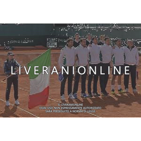 06-03-2020-PLAYOFF COPPA DAVIS ITALIA COREA DEL SUD, ITALIA, SARDEGNA, CAGLIARI, TENNIS CLUB MONTE URPINU. SINGOLO. NELLA FOTO: ITALIA E COREA DEL SUD SCHIERATE PER INNI NAZIONALI. SALVATORE MOI/AGENZIA ALDO LIVERANI SAS.