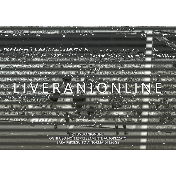 29-05-1983 MILANO-CAMPIONATO DI CALCIO SERIE B MILAN LECCE 4-2 NELLA FOTO GOAL GIUSEPPE INCOCCIATI AG ALDO LIVERANI SAS