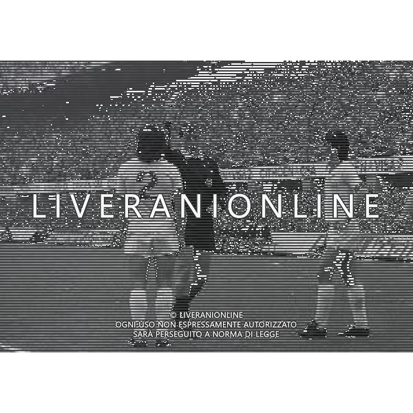 17-04-1983 MILANO-CAMPIONATO DI CALCIO SERIE A MILAN CREMONESE 1-1 NELLA FOTO ARBITRO PIERLUIGI PAIRETTO ESTRAE IL CARTELLINO GIALLO PER AMMONIZIONE AG ALDO LIVERANI SAS