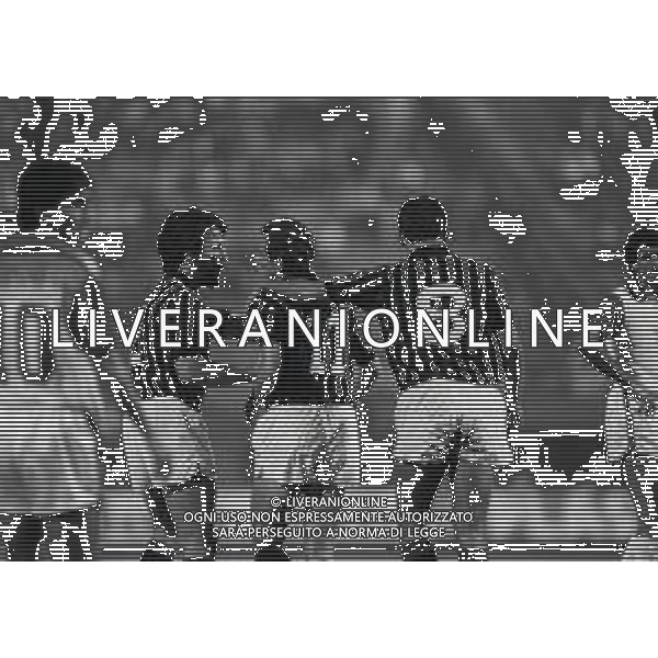 28-08-1983 MILANO COPPA ITALIA MILAN RIMINI 3-1 NELLA FOTO ABBRACCI GIOCATORI MILAN DOPO IL GOAL AG ALDO LIVERANI SAS