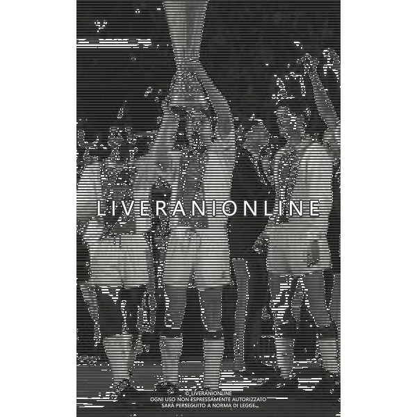 13-05-1992 AMSTERDAM FINALE DI COPPA UEFA AJAX TORINO 0-0 NELLA FOTO I GIOCATORI DELL\'AJAX CON LA COPPA UEFA AG ALDO LIVERANI SAS