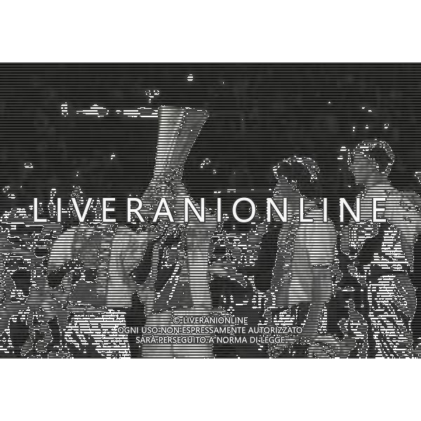 13-05-1992 AMSTERDAM FINALE DI COPPA UEFA AJAX TORINO 0-0 NELLA FOTO I GIOCATORI DELL\'AJAX CON LA COPPA UEFA AG ALDO LIVERANI SAS