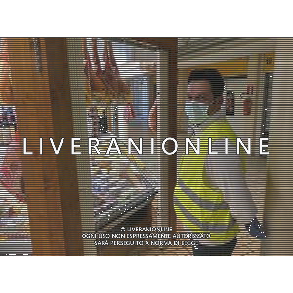 IMOLA 12 03 2020 CORONAVIRUS - MASCHERINA A PROTEZIONE, NEGOZIO DI GENERI ALIMENTARI APERTO ©SANNA / AGENZIA ALDO LIVERANI SAS