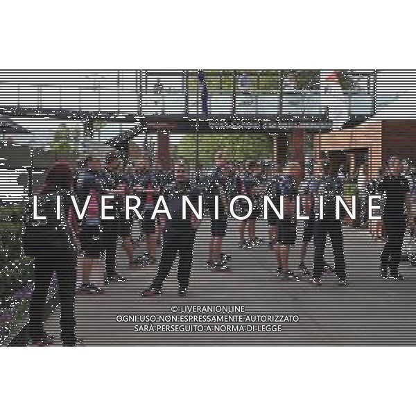 Teams wait outside the paddock. 13.03.2020. Formula 1 World Championship, Rd 1, Australian Grand Prix, Albert Park, Melbourne, Australia, Practice Day. AG ALDO LIVERANI SAS-ONLY ITALY