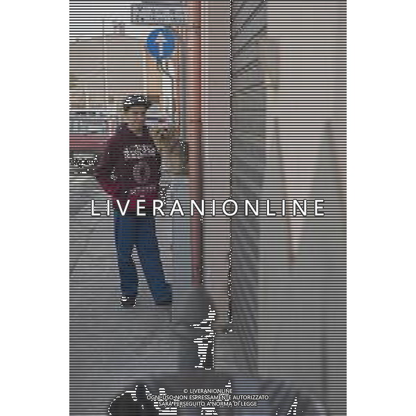 13-03-2020. SAN SPERATE, PROVINCIA SUD SARDEGNA, SARDEGNA, ITALIA, PAESE MUSEO DISTANTE 22KM DA CAGLIARI, AI TEMPI DEL CORONA VIRUS. NELLA FOTO: RAGAZZO PORTA CANE A FARE BISOGNI. SALVATORE MOI/AGENZIA ALDO LIVERANI SAS.
