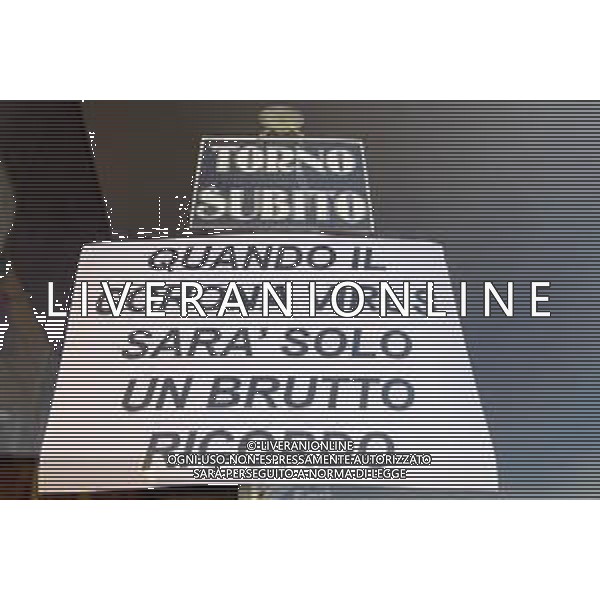 13-03-2020. SAN SPERATE, PROVINCIA SUD SARDEGNA, SARDEGNA, ITALIA, PAESE MUSEO DISTANTE 22KM DA CAGLIARI, AI TEMPI DEL CORONA VIRUS. NELLA FOTO: FINESTRA DI UN\'ATTIVITA\' COMMERCIALE. SALVATORE MOI/AGENZIA ALDO LIVERANI SAS.