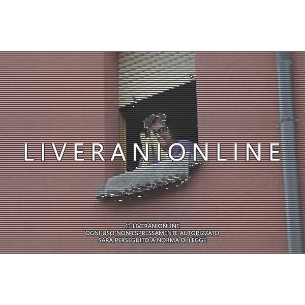 IMOLA 14-03-2020 ORE 12:00 CORONAVIRUS LUNGO APPLAUSO DEI CITTADINI PER RINGRAZIARE I MEDICI E GLI INFERMIERI E TUTTI COLORO CHE CI AIUTANO IN QUESTA SITUAZIONE DI EMERGENZA ©SANNA / AGENZIA ALDO LIVERANI SAS