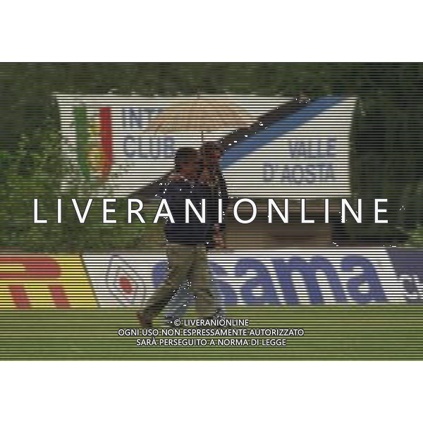 RETROSPETTIVA MASSIMO MORATTI PRESIDENTE INTER CALCIO  NELLA FOTO NELLA FOTO MASSIMO MORATTI CON IL FRATELLO NATALINO CURZOLA MORATTI IN CAMPO AL RITIRO IN VALLE D\'AOSTA NELL\'ANNO 1999 AG ALDO LIVERANI SAS