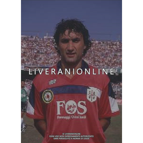 RETROSPETTIVA DE PAOLA LUCIANO CALCIATORE NELLA FOTO LUCIANO DE PAOLA CON LA MAGLIA DEL CAGLIARI CALCIO AG ALDO LIVERANI SAS