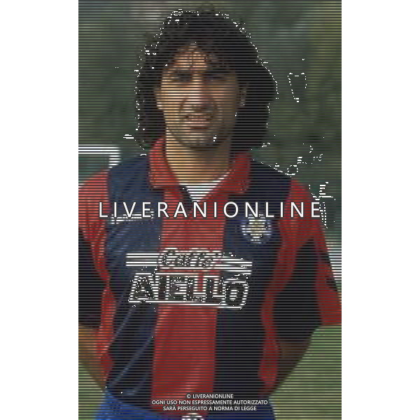 RETROSPETTIVA DE PAOLA LUCIANO CALCIATORE NELLA FOTO LUCIANO DE PAOLA CON LA MAGLIA DEL COSENZA CALCIO AG ALDO LIVERANI SAS
